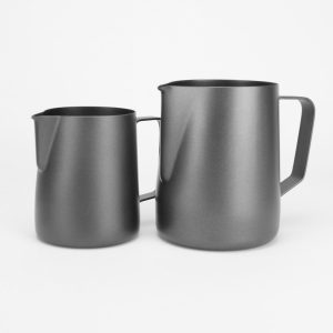 Melkkannetje Opschuim Set - Zwart - 2 Stuks - 350ml + 600ml - RVS - Essentials - RVS - Melkopschuimkan - Melkkan - Espressomachine - Barista Essentials