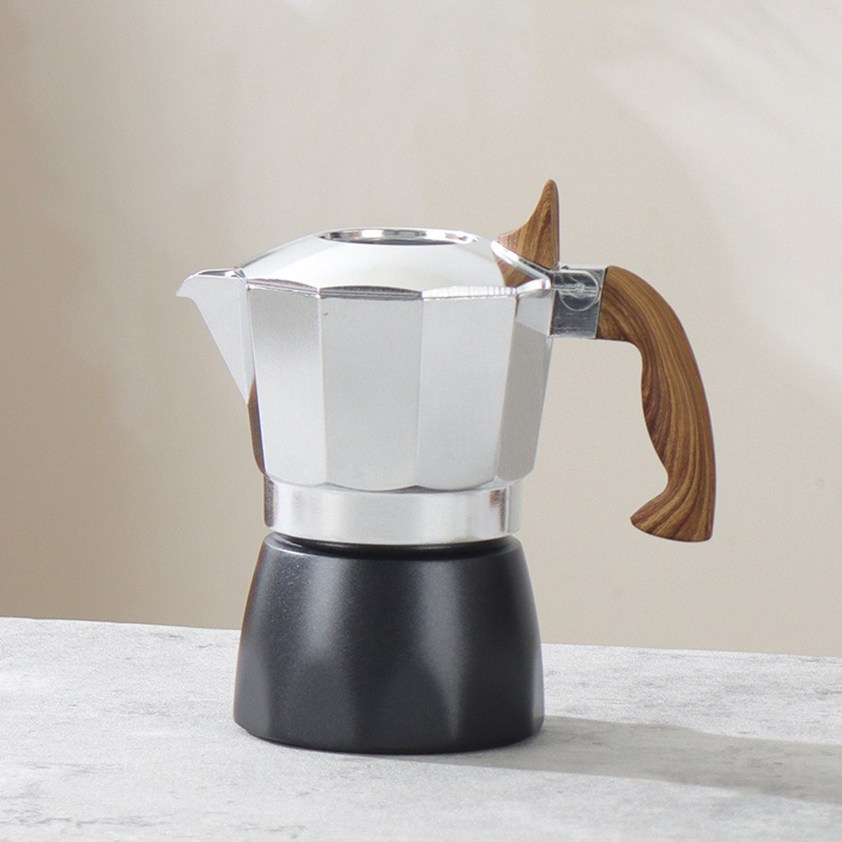 Zilverkleurige Moka Pot Cubaanse koffiemaker, geschikt voor gas- of elektrische kookplaten. Klassieke Italiaanse koffiemaker, espressomachine voor op het fornuis, campingpot, maakt 2 espressokopjes.