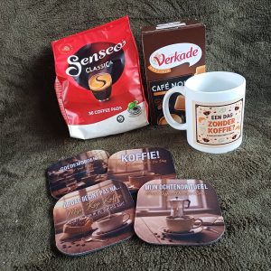 Koffie cadeaupakket - Mok + 4 onderzetters + Senseo koffiepads + Café Noir koek - Perfect cadeau voor koffieliefhebbers