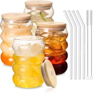 Drinkglazen Set Geribbelde Glazen voor Ijskoffie, Cocktails & Dagelijks Gebruik - Koken & Tafelen - Met Bamboe Deksels & Rietjes (4er Set) - Hittebestendig, Stofdicht & Makkelijk Schoon te Maken - Borosilicaatglas - Transparant - 9.9x7.2 cm