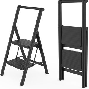 FIVMEN Trapladder, 2 treden, inklapbare ladder, vouwladder, huishoudladder, opstapje met brede treeplank, 30 x 20 cm en leuningen tot 270 kg belastbaar, zwart