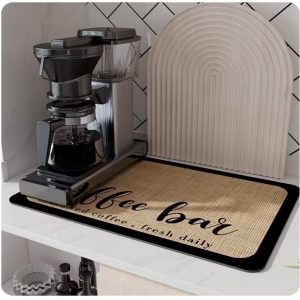 Koffiemat van 40 x 60 cm met een rubberen onderkant en superabsorberende eigenschappen. Geschikt voor keukenbladen, biedt ruimte aan koffiezetapparaten, espressomachines, enz. en kan ook als afdruiprek worden gebruikt.