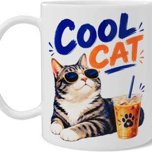 Mok met stoere kat en zonnebril, 'Cool Cat' tekst met ijskoffie, grappig zomercadeau voor collega of vriendin, pop-art illustratie, opvallende koffiemok voor dierenliefhebber, humoristisch design