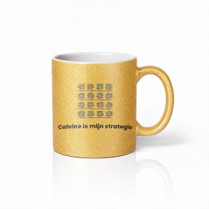 Rustige Mok met tekst "Cafeïne is mijn strategie" - Sfeervolle koffiecup voor koffieliefhebbers en slow starters