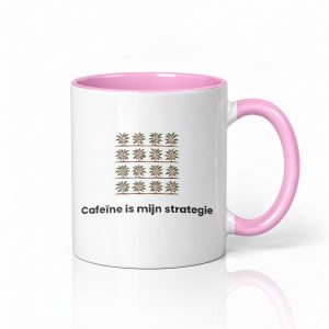 Rustige Mok met tekst "Cafeïne is mijn strategie" - Sfeervolle koffiecup voor koffieliefhebbers en slow starters